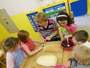 Pečeme koláče ve školce